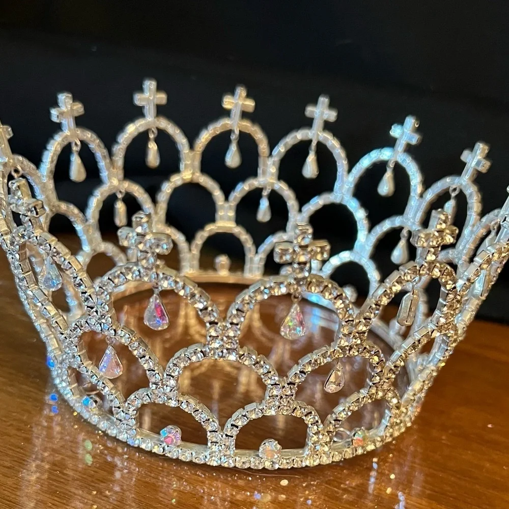 Exquisite Vintage Silver Crown with Luminescent Teardrop Crystal Embellishments